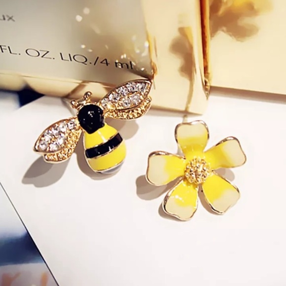 🌼 Floral Bee BOHO Trendy Stud Earrings 🐝 - Picture 3 of 4